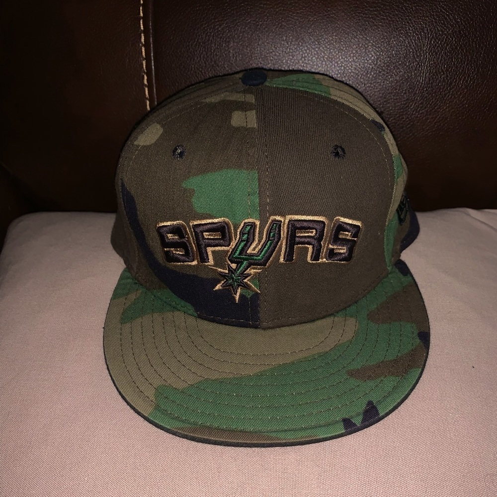 Men’s New Era Spurs Camo fitted cap. Sz 7 5/8. Gently used. Excellent condition.